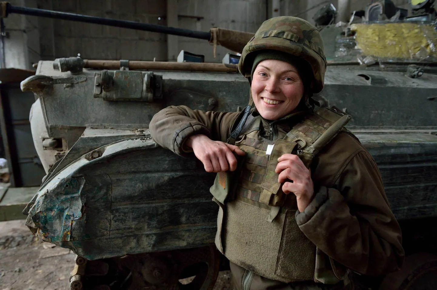 Olga, võitlejanimega Simba, oma BMP ehk jalaväe lahingumasina ees. Olga oli ka roodukomandöri asetäitja.
