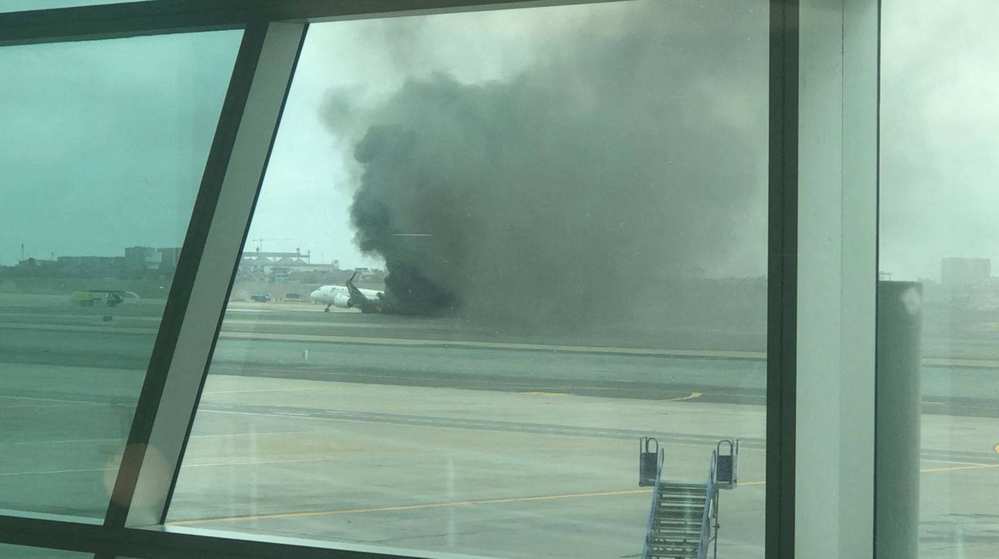 В Перу загорелся самолет.