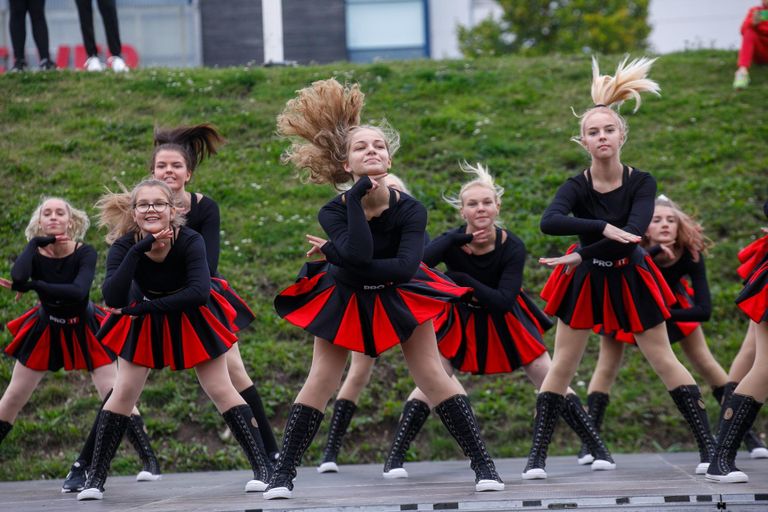 Oma õppeaasta tantsis esteetika- ja tantsukool Rakvere Keskväljakul avatuks juba esmaspäeval. Oli möllu, hoogsaid rütme ja palju õpilasi.