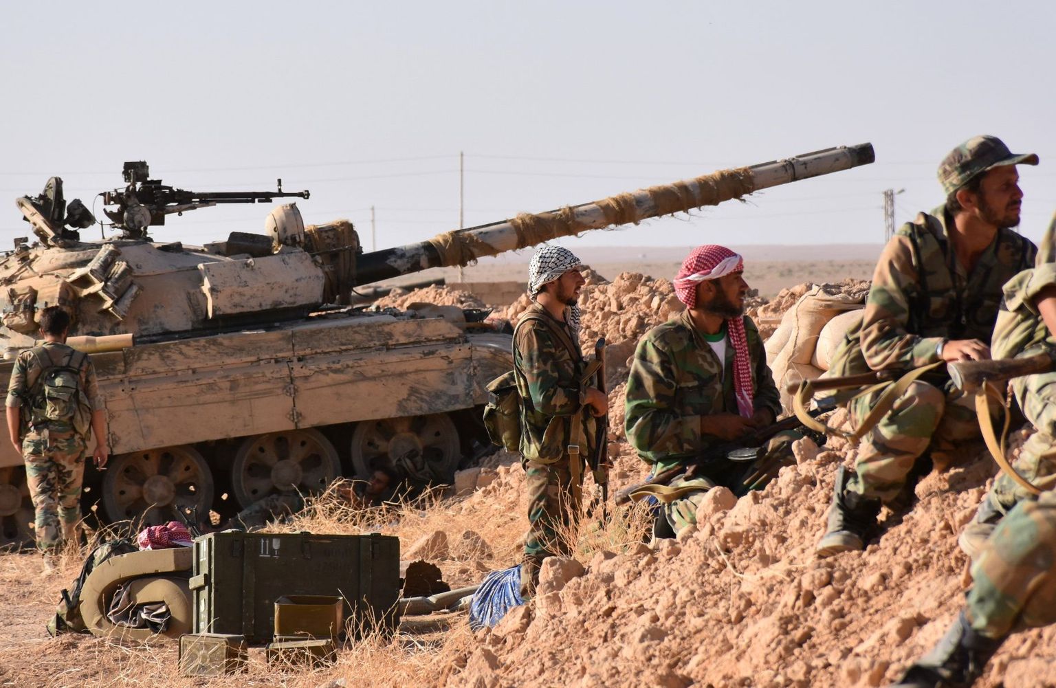 Süüria valitsusmeelsed võitlejad Dayr az-Zawri lähedal eelmise aasta septembris.