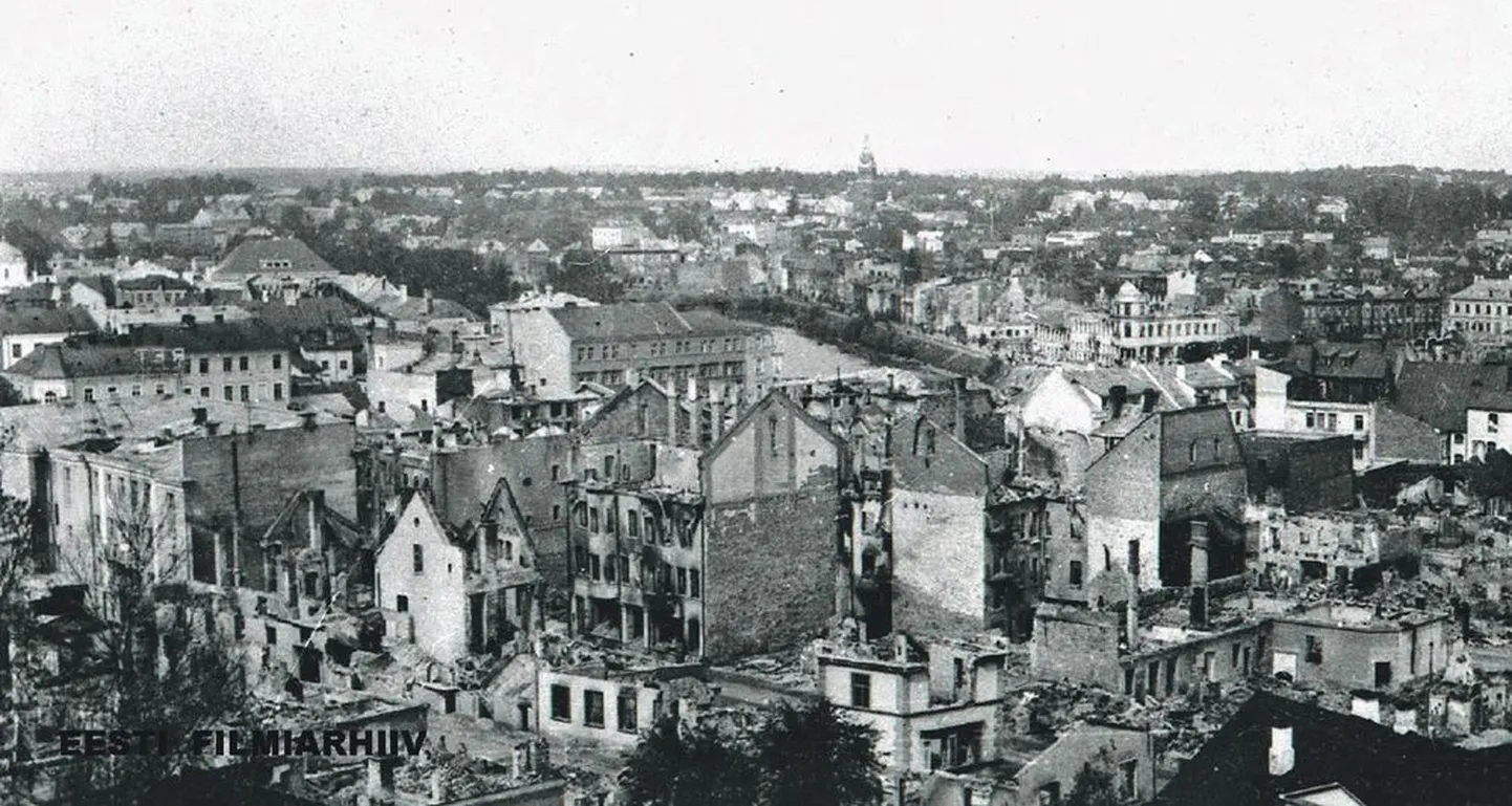 Vaade purustatud Tartu kesklinnale 
Vanemuise teatri katuselt, vasakul Ülikooli ja Promenaadi tänav, paremal Uueturu tänav. 1941.
