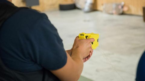 Õhkrelvaga vehkinud mees sai tunda taserit