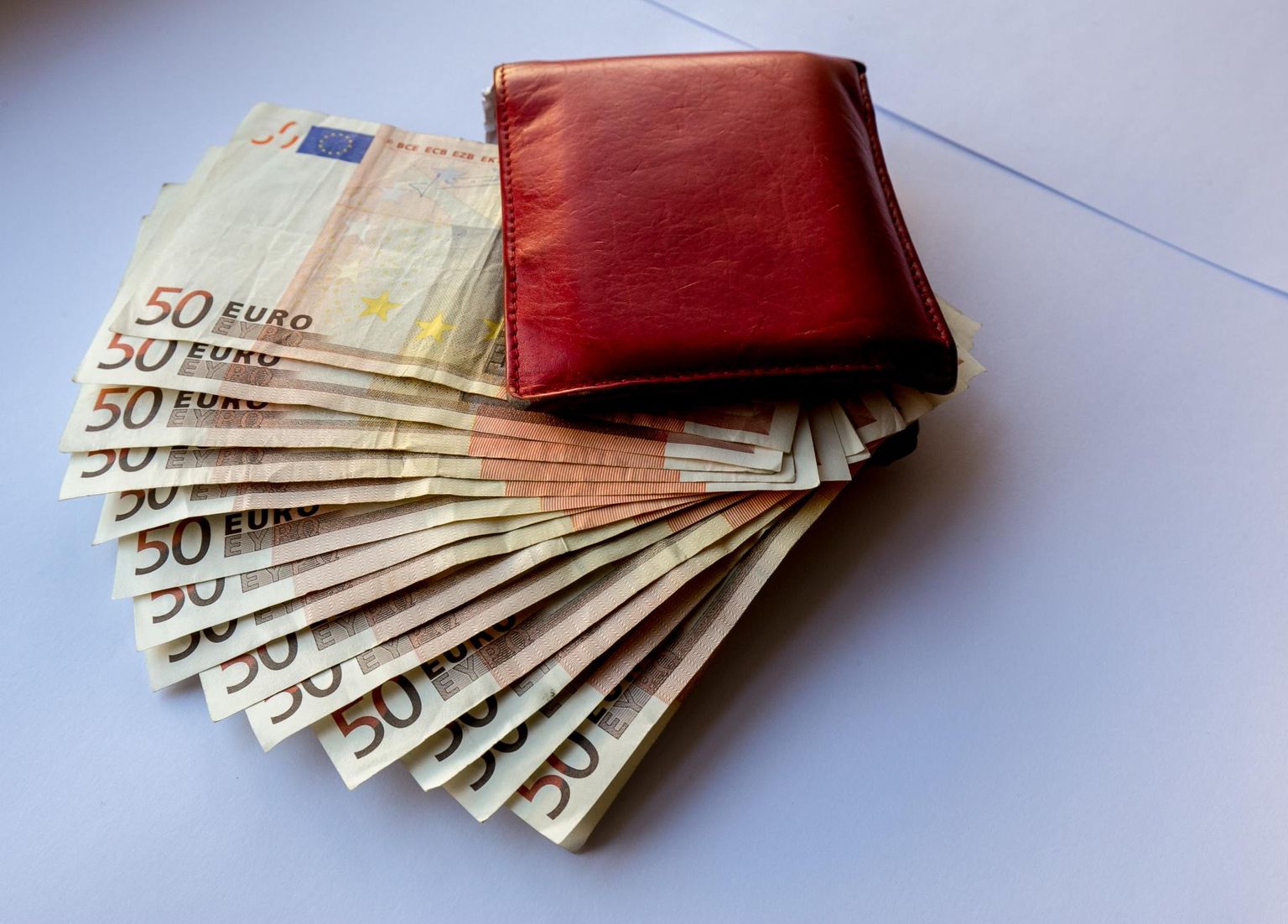 Aprilli keskel avastas Viljandimaal elav naine, et tema pangakontolt on tema teadmata tehtud ülekandeid summas 360 eurot.