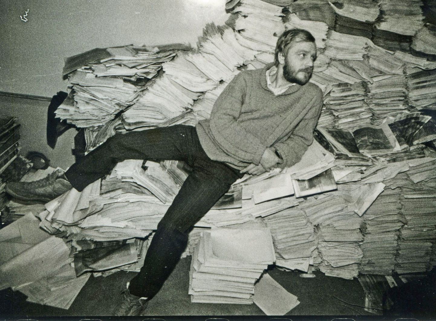 Ajakirjanik Raimu Hanson puhkab 1991. aasta hakul Kroonpressi trükikojas Postimehe esimese numbri untsu läinud eksemplaride virna otsas.