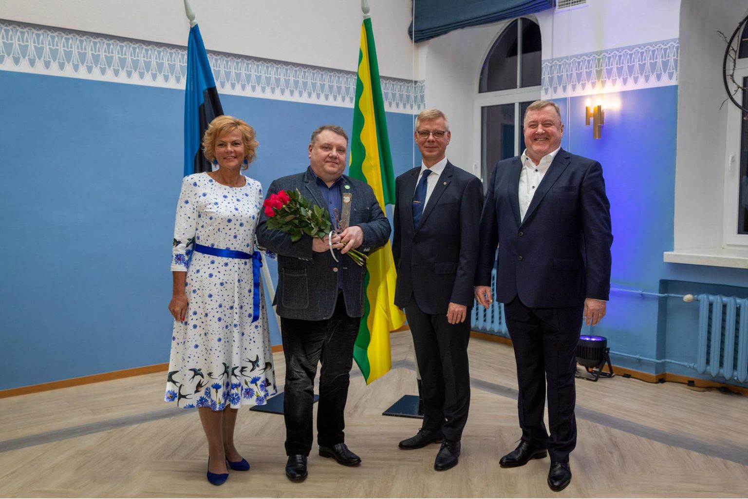 Valla uhkuse tiitli andsid Kalev Saarele üle Põhja-Pärnumaa vallavolikogu esimees Ülle Vapper ja vallavanem Aivar Mäe.