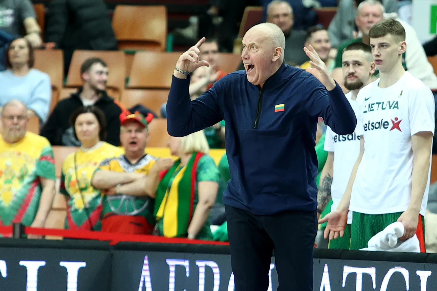 Leedu korvpallikoondise peatreener Rimas Kurtinaitis reedel Katowices peetud mängus Poolaga.