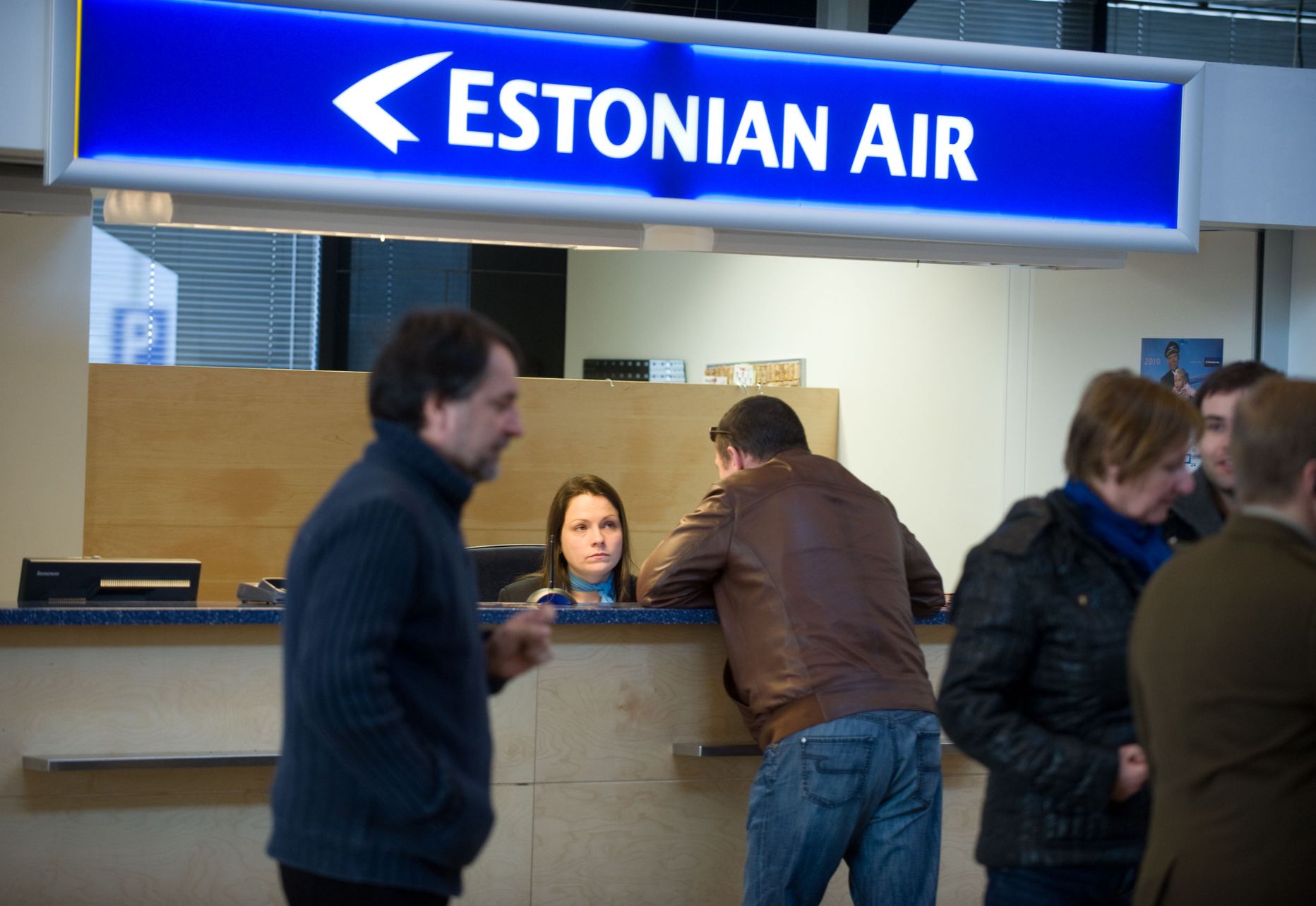 Reisijad Tallinna lennujaamas Estonian Airi infoleti ees.