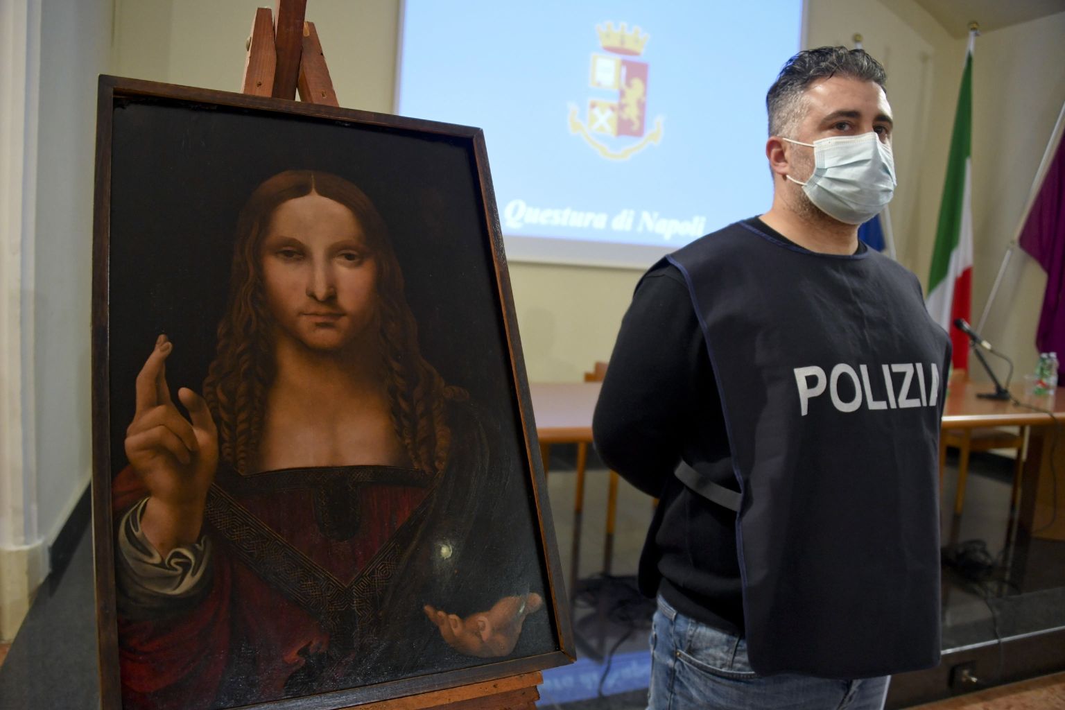 Itaalia politsei kultuuriväärtuste varguse osakonna uurija näitamas meediale Leonardo da Vinci maali «Salvator mundi» (Maailma päästja) koopiat, mis leiti ühest Napoli korterist