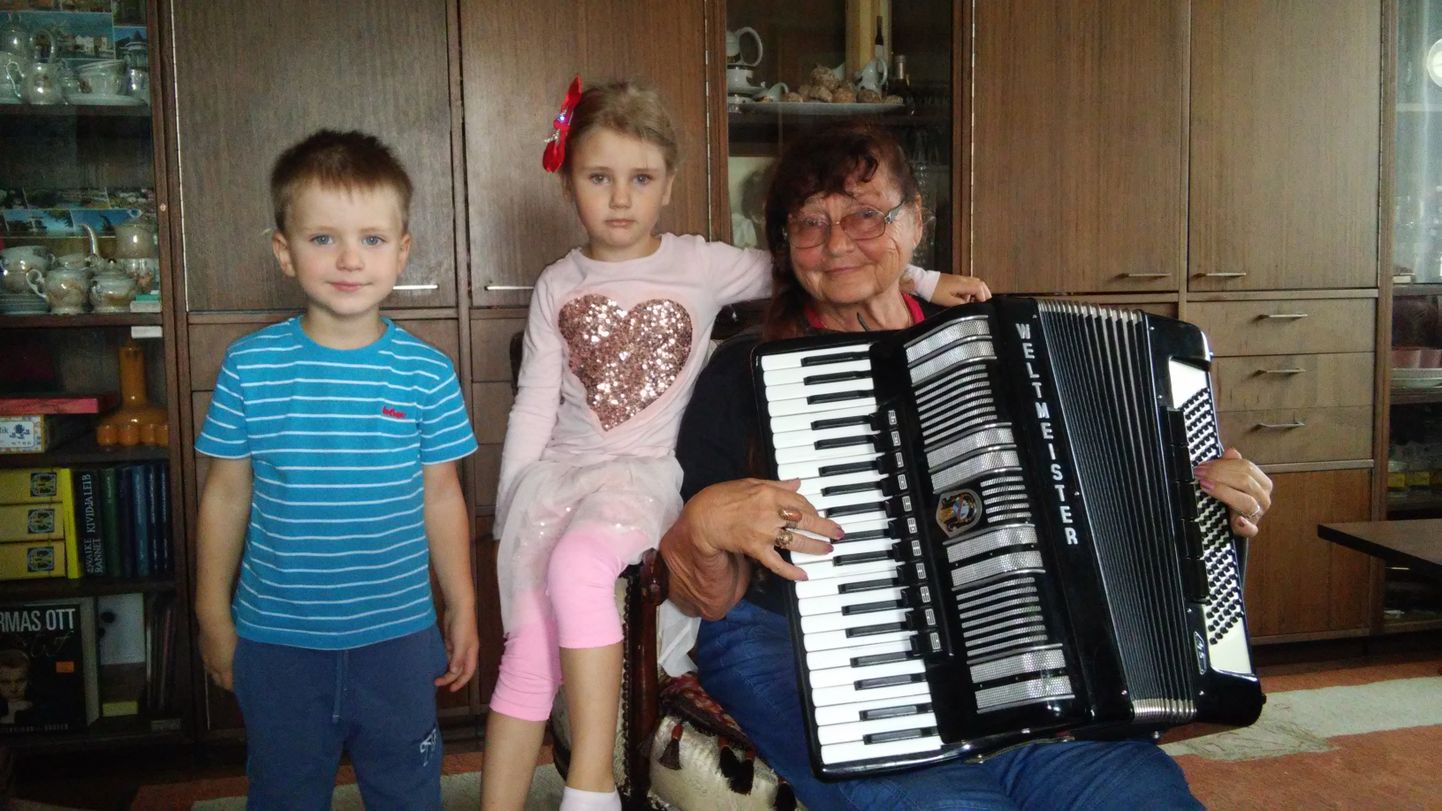 Marius ja Merily tähistasid vanavanemate päeva täna koos vanaemaga lauldes.