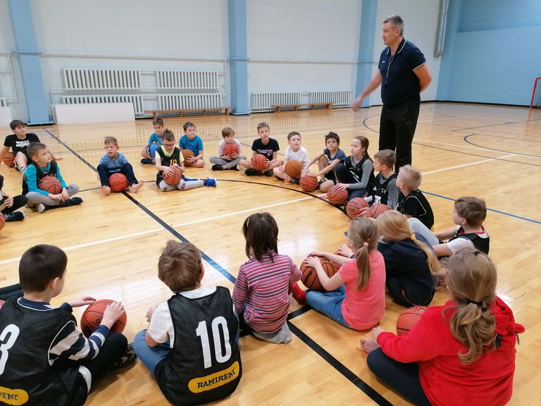 Erivajadustega laste korvpallipäeva Sõmeru kooli spordihoones juhtis Kadrina Karude meeskonna hing Raivo Tribuntsov (seisab).