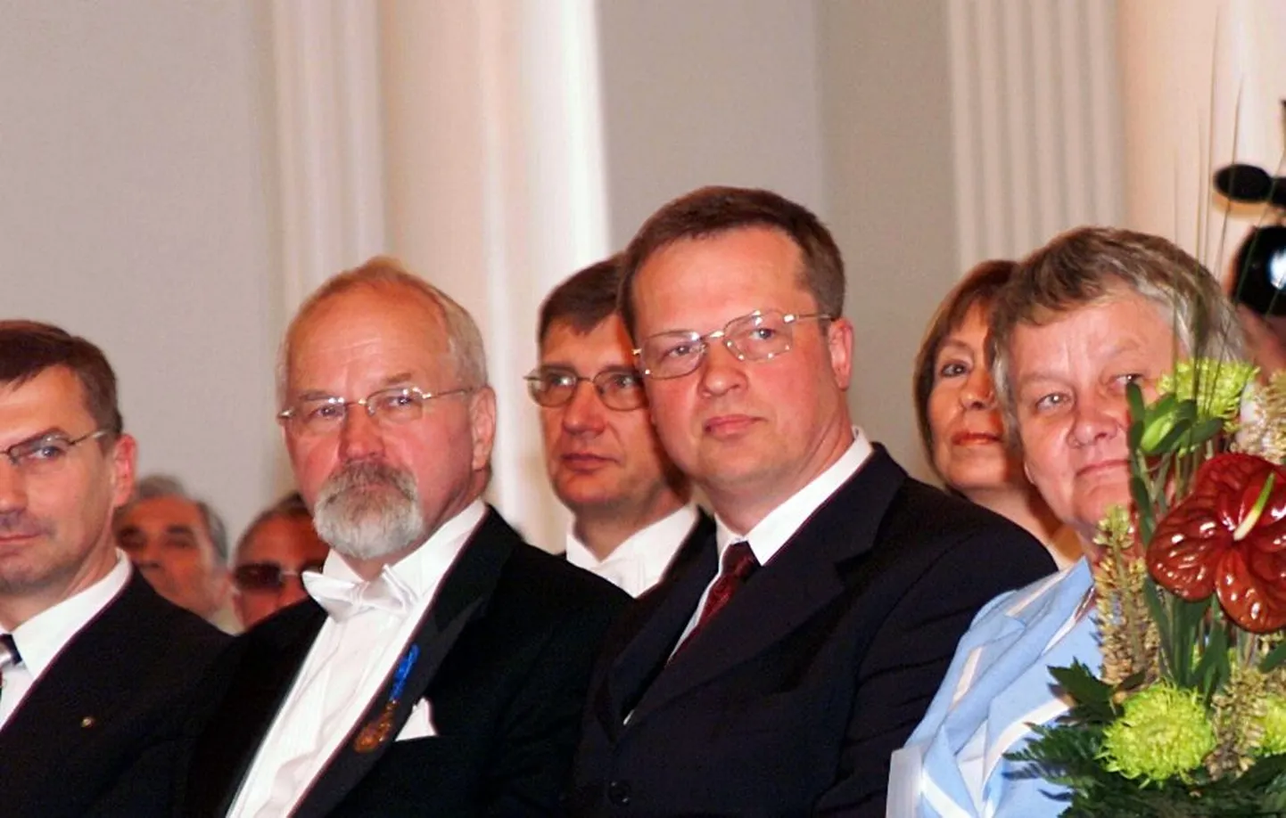 Keskel Tartu Ülikooli endine rektor Peeter Tulviste ning professor Toivo Maimets.