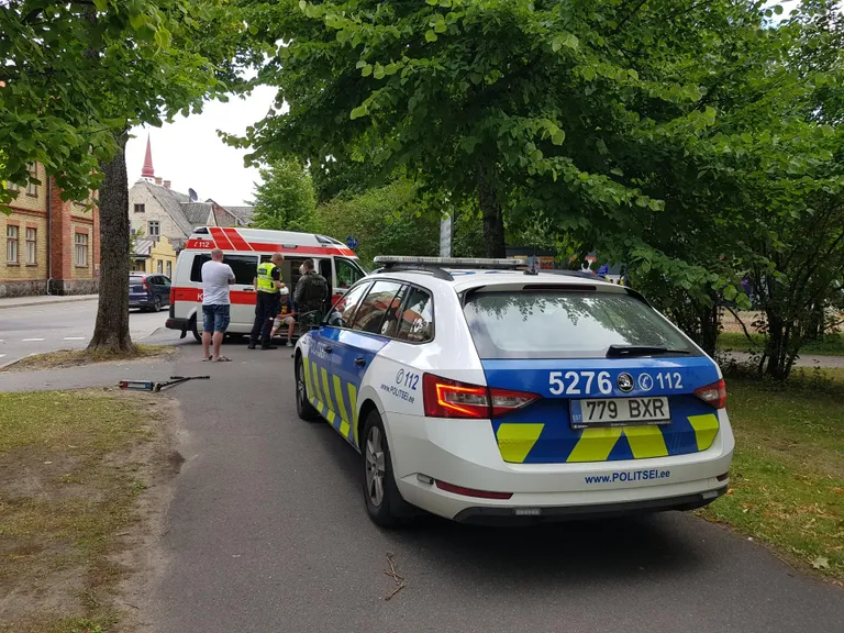 Sündmuskohal viibisid nii politsei kui kiirabi.