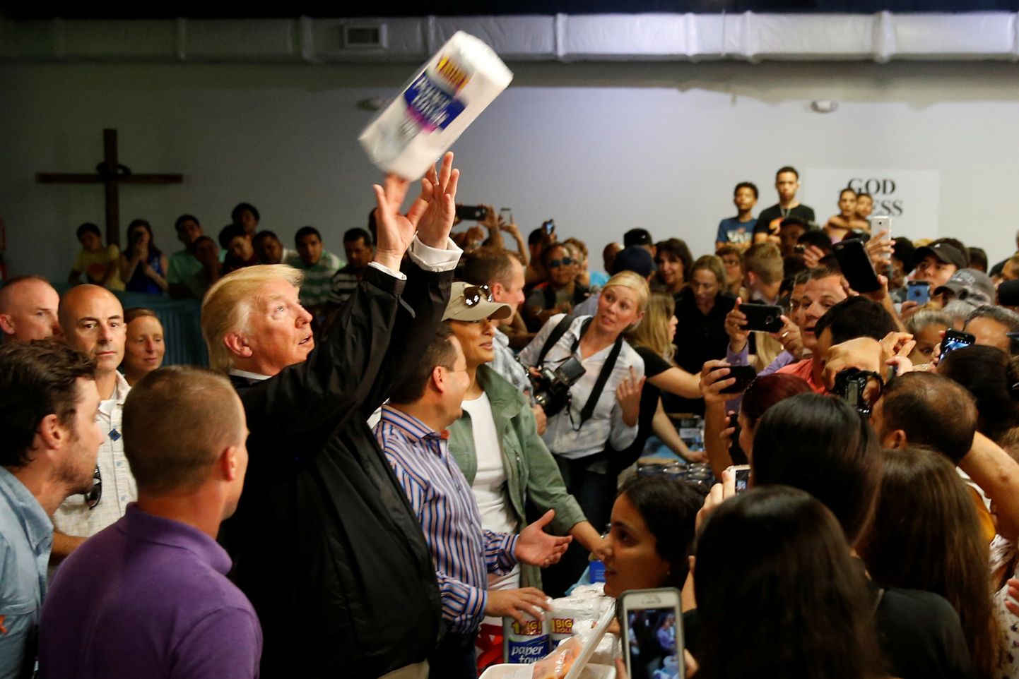 USA president Donald Trump Puerto Rico orkaanis kannatanud inimestega kohtumas.