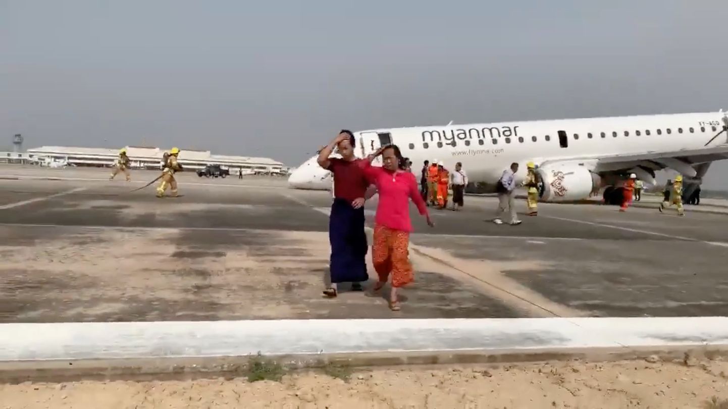 Reisijad lahkumas õnnelikult maandunud Myanmar National Airlinesi lennult UB103.