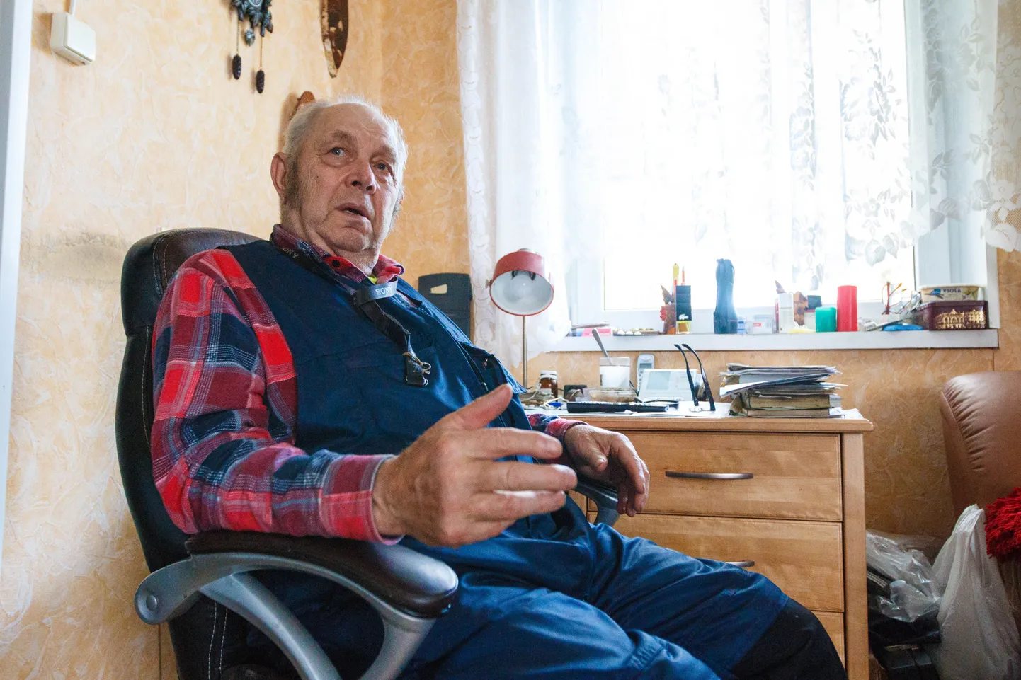 Valgamaa esimese taasasutatud talu peremees Tammo Parmas sõidab õuel ringi ratastooliga, kaasas kass Kitu, kes peremehest sammugi maha ei jää. Ratastoolis liikuma sunnib meest seljahäda, mis aastakümnete pikkuse töörabamise tulemus.