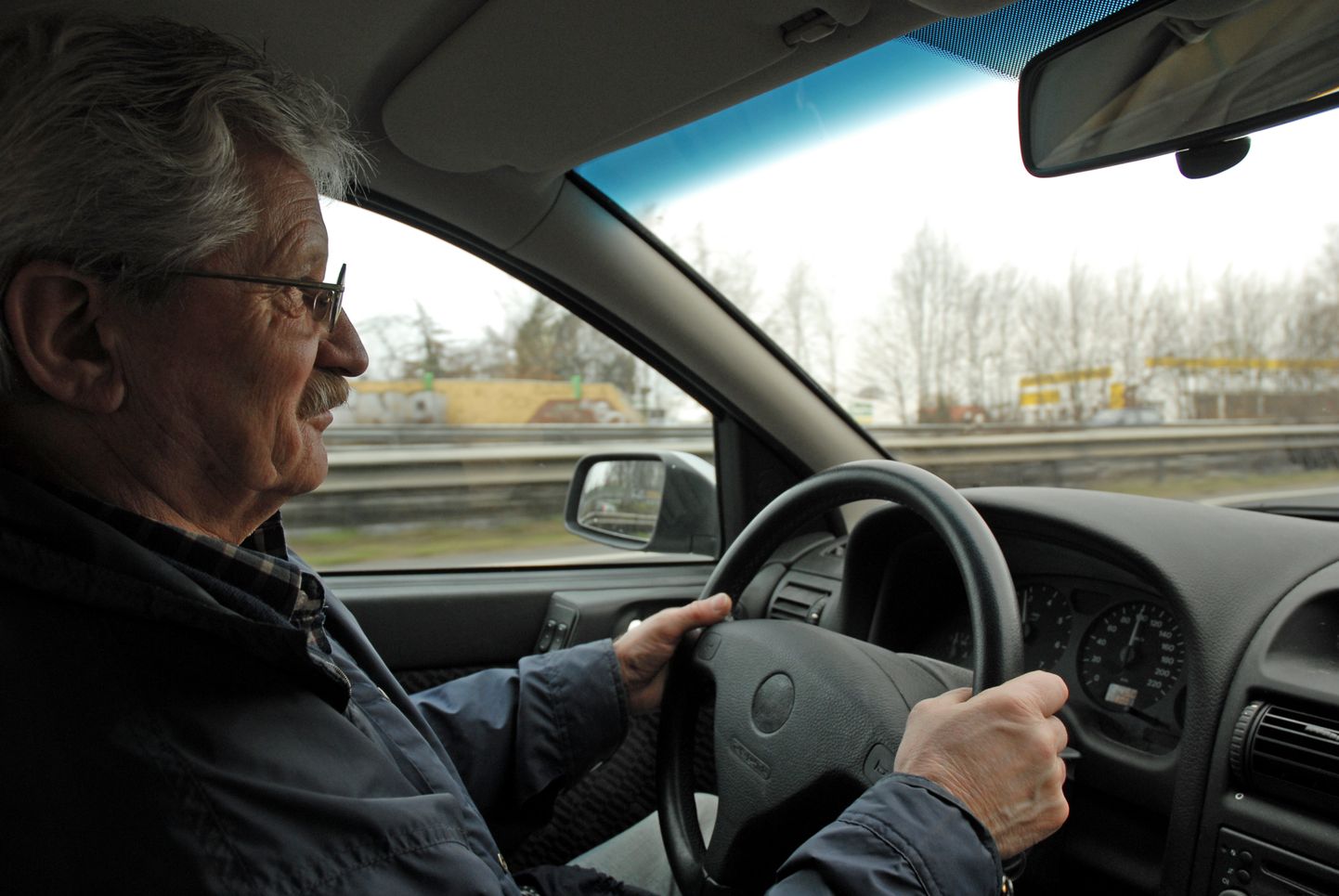 Autoroolis peab eakas autojuht arvestama, et vanuse kasvades aeglustub tema reageerimiskiirus ning halvenevad tähelepanu, kuulmine ja nägemine