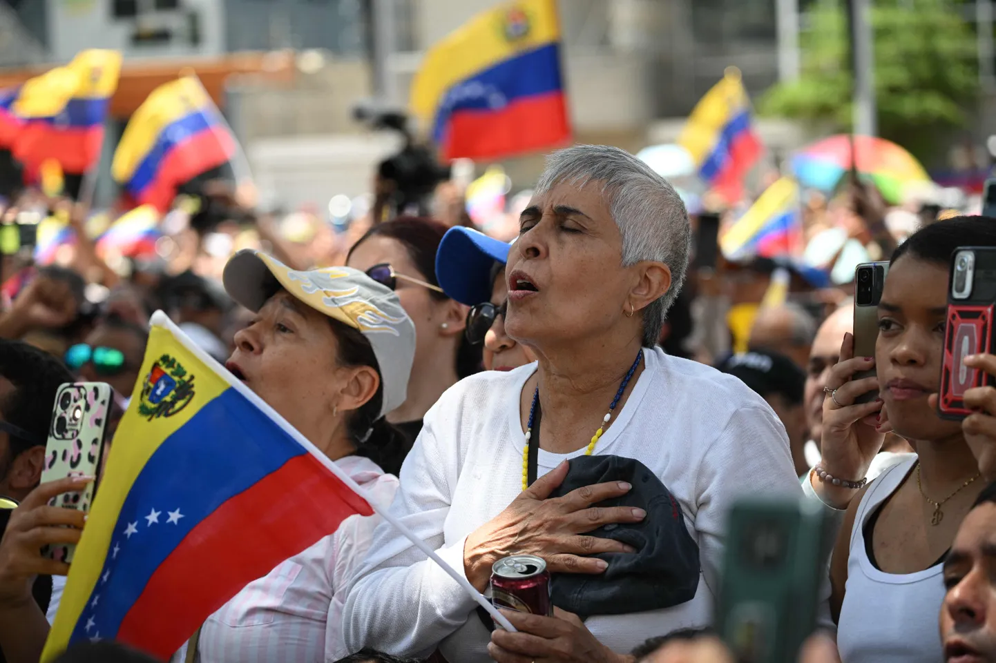 Venezuela presidendi Nicolas Maduro vastased laulmas meeleavaldusel riigihümni.