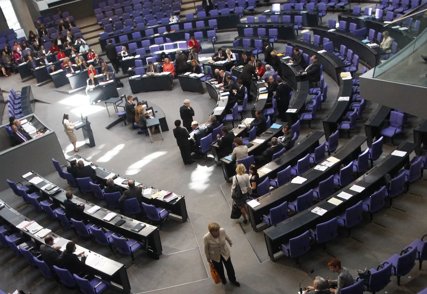 Kantsler Angela Merkel lahkub Bundestagi istungite saalist, kui saadikud on toetanud EFSFi laiendamist.