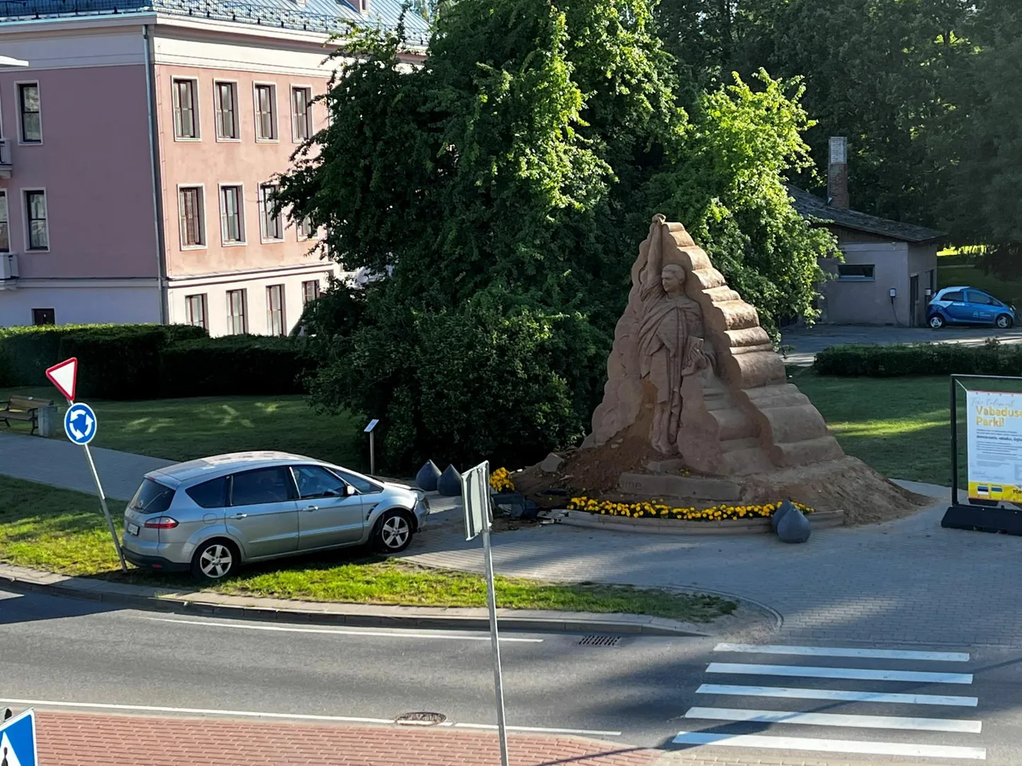 Sündmuspaik Tõrvas 12. juuli hommikul. FOTO: Kaidar Kängsepp