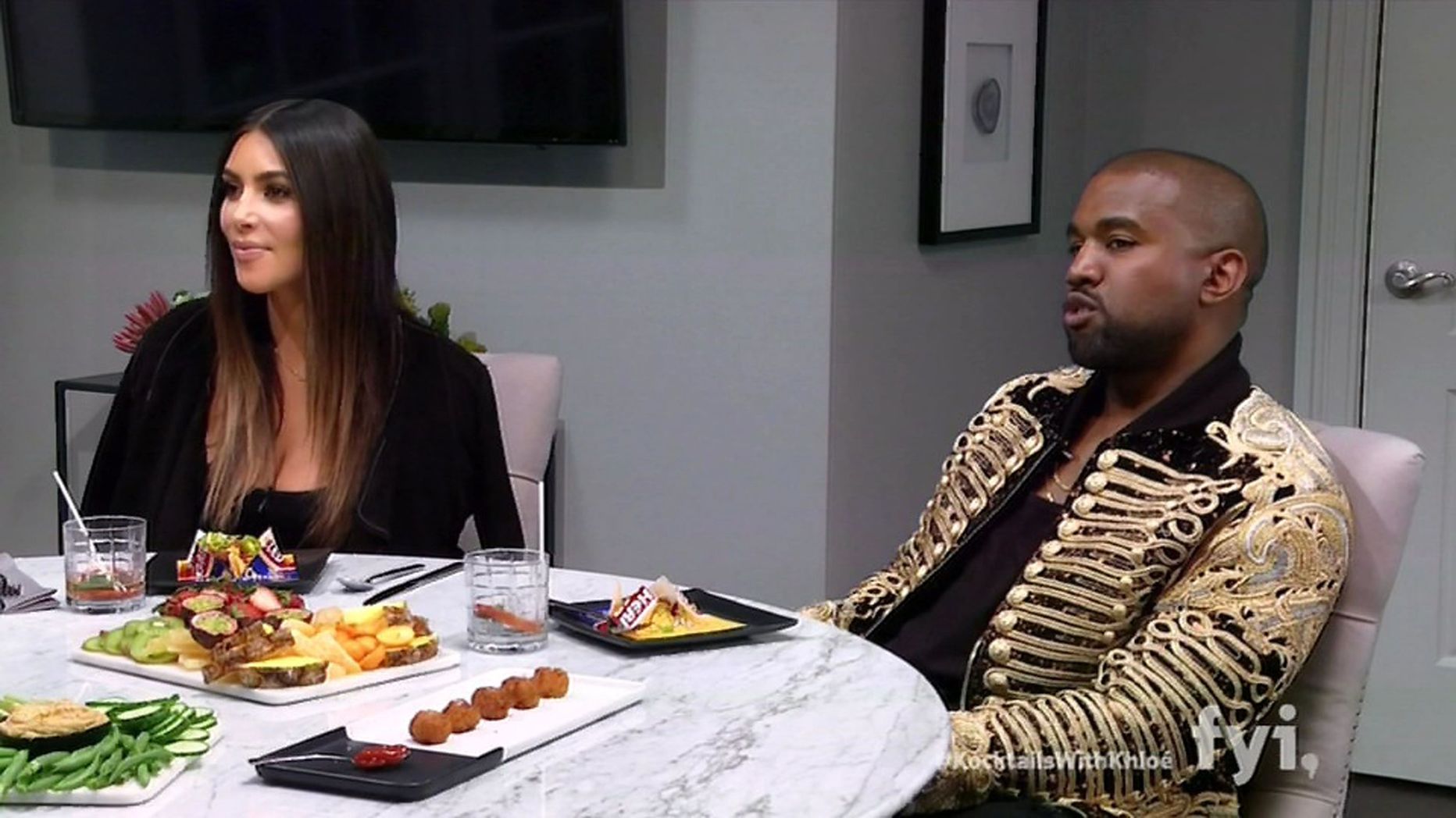 Kim Kardashian ja Kanye West toidulaua taga
