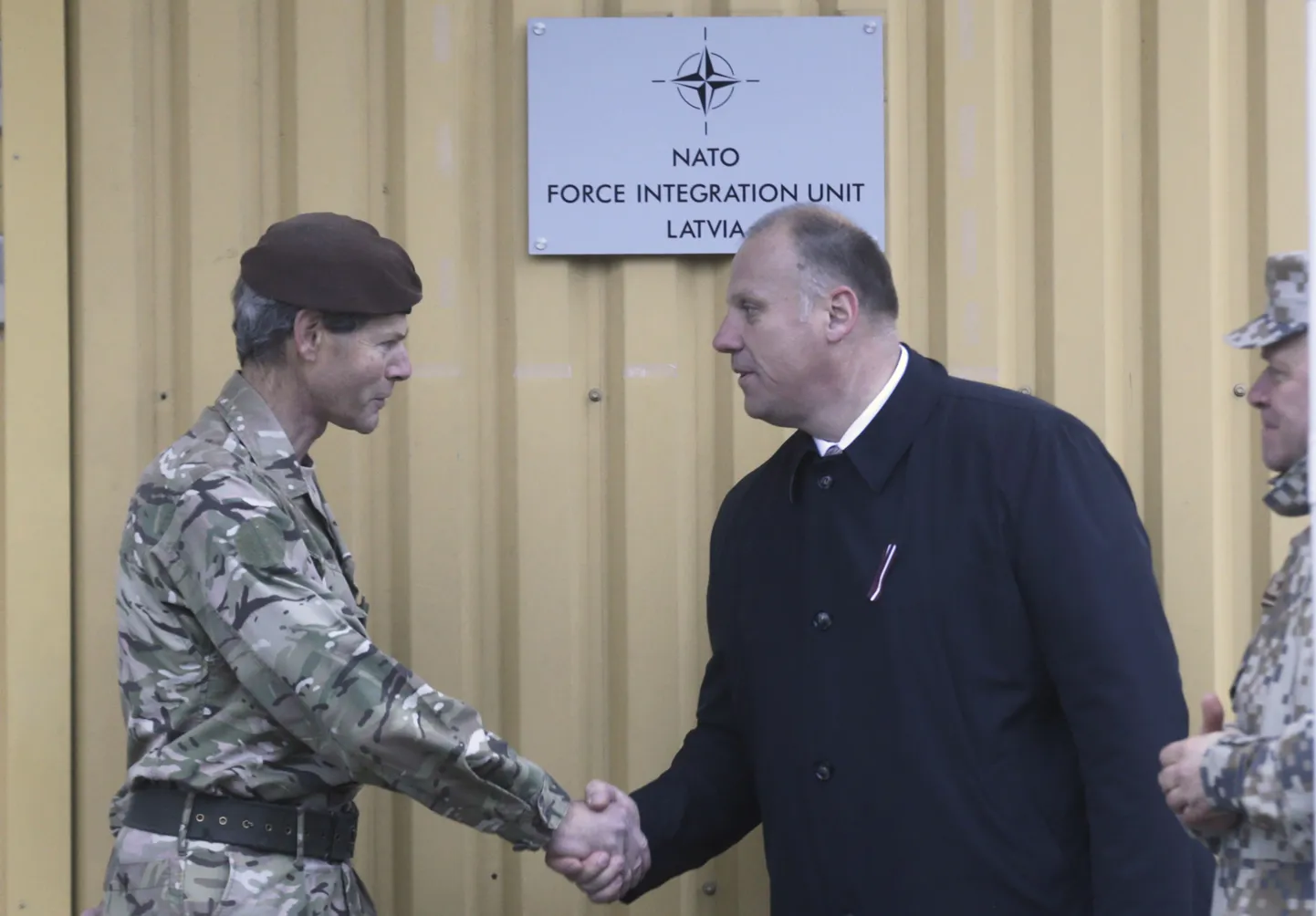 NATO Euroopa vägede ülemjuhataja Adrian Bradshaw kohtumas Läti kaitseminister Raimonds Bergmanisega