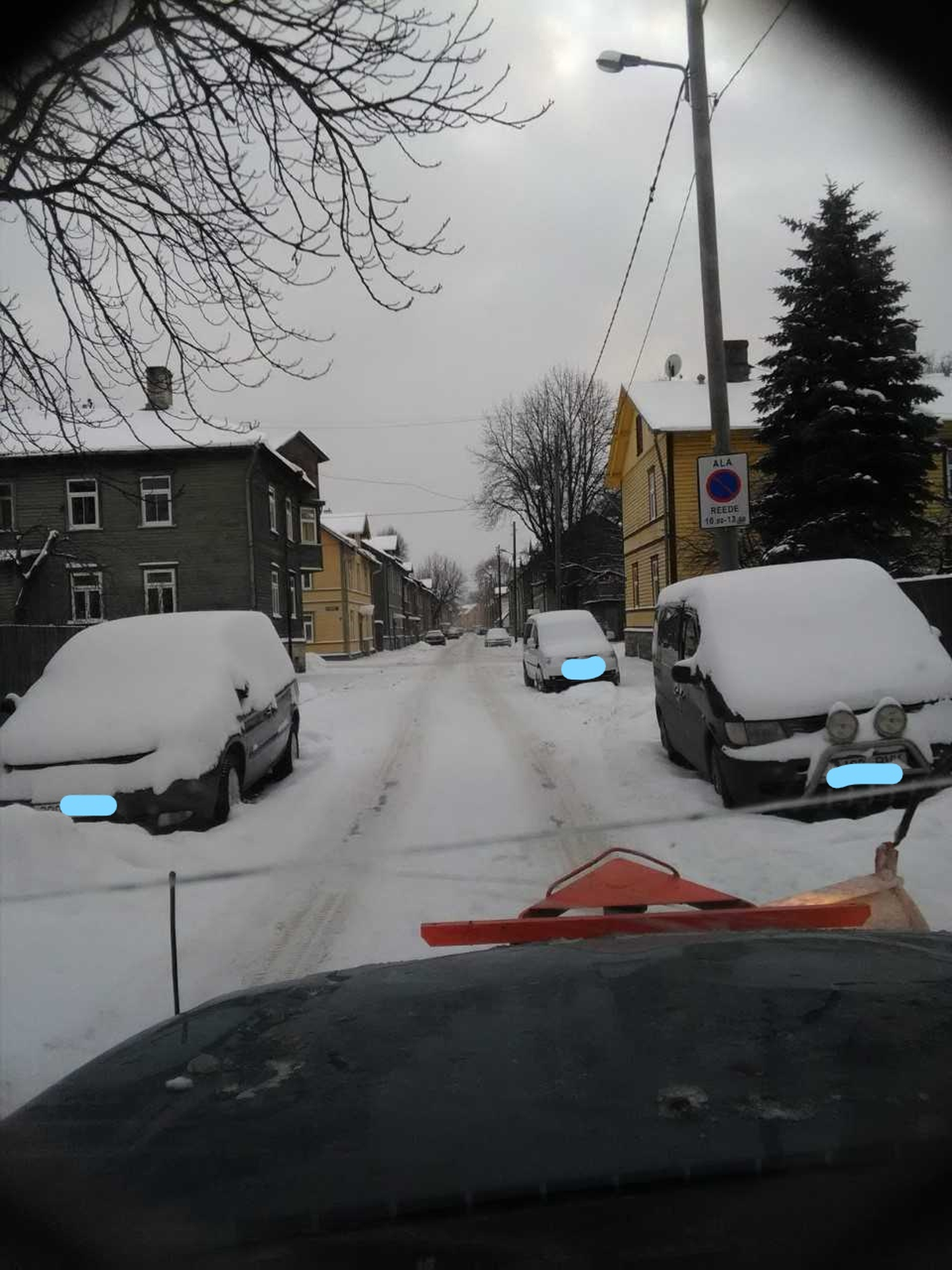 Lumekoristust segavad autod Nisu tänaval.