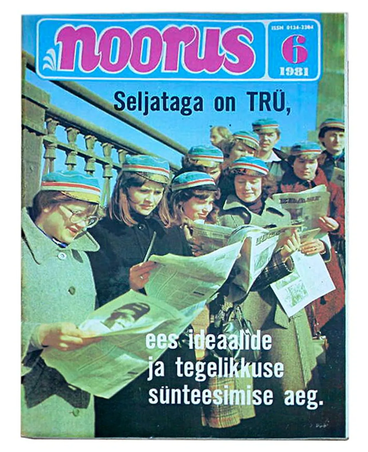 Kaanepildil seisavad (vasakult paremale) Ilona Sääsk, Kärt Hellerma, Aime Jõgi, Kai Maran, Silvia Paluoja. Nende selja taga on nähtavad ka Tiiu Klaas, Tiina Rebane, Raivo Lott ja Mati Määrits. Käes hoitakse tollast Tartu päevalehte Edasi, mis 1990. aastast hakkas taas kandma Postimehe nime.