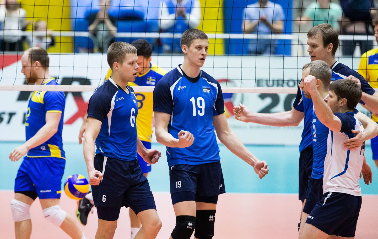 Martti Juhkami (nr 6) Eesti koondise särgis.