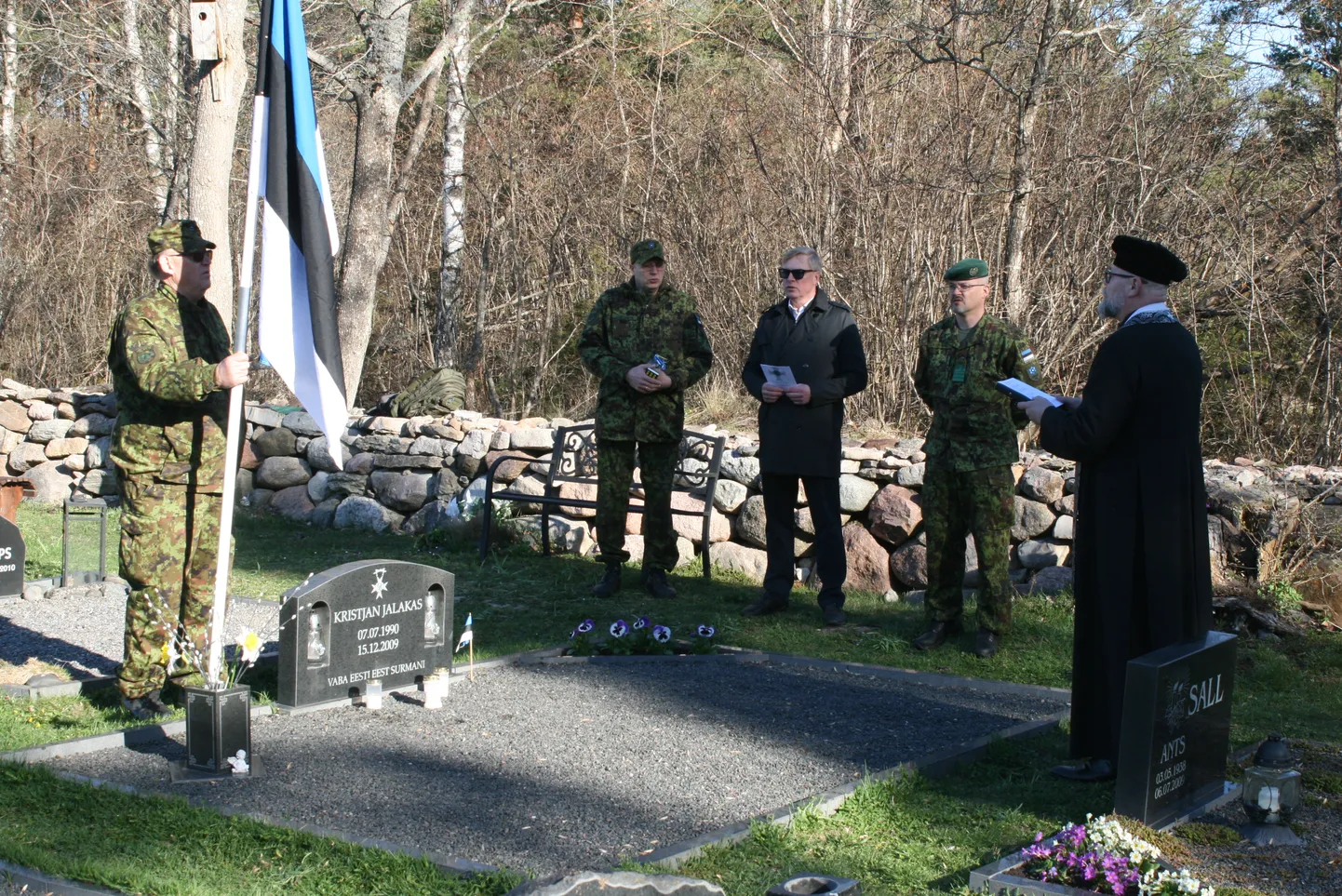 ANNAME AU: Veteranipäeva hommikul seisid Afganistanis 2009. aastal hukkunud nooremseersant Kristjan Jalakase haual Kalle Tiits, Janek Järveots, Kalle Laanet, Arto Reinmaa. Hingepalve pidas KL-i Saaremaa maleva kaplan Hannes Nelis.