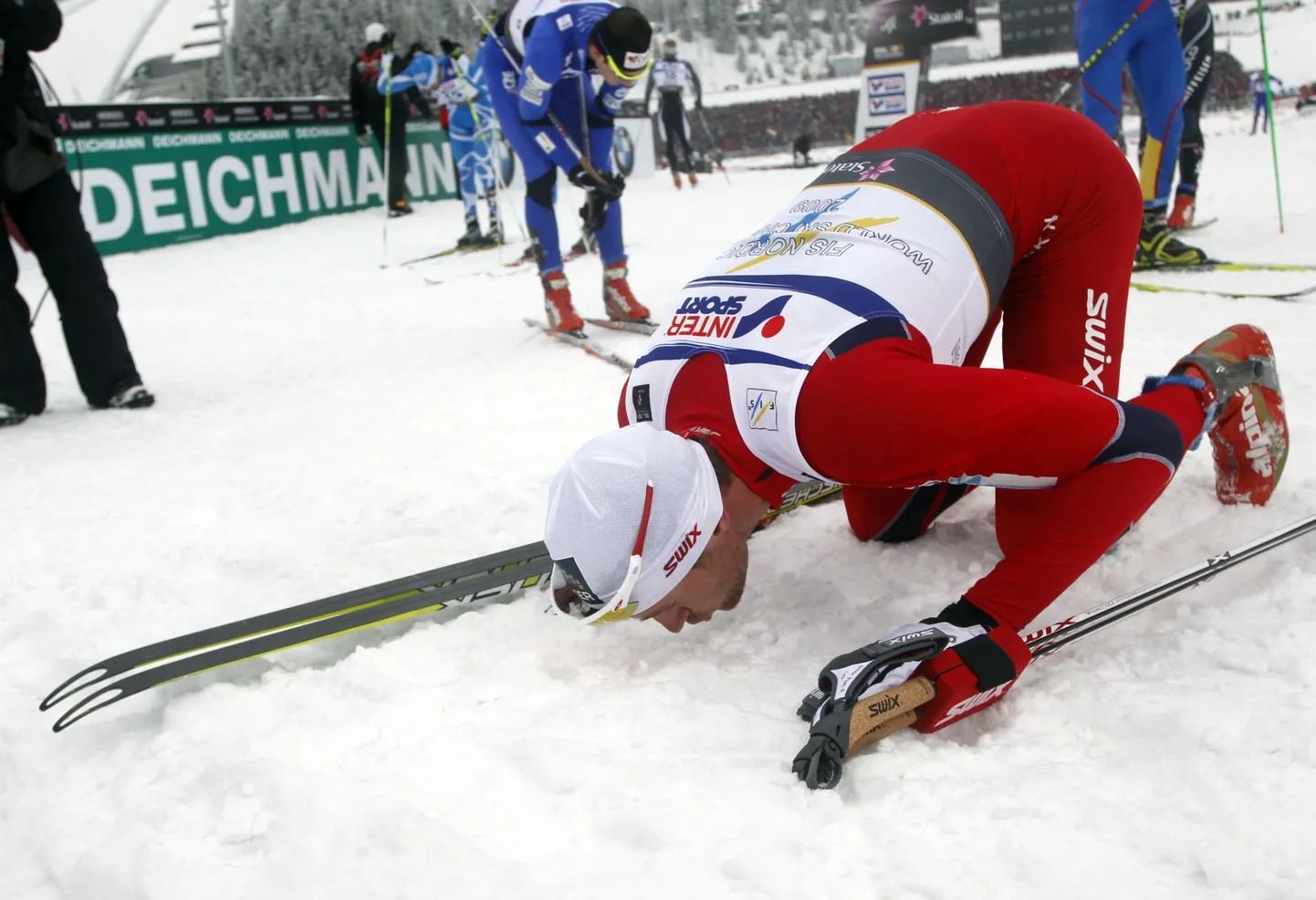 Petter Northug annab pärast finišit lumele suud.