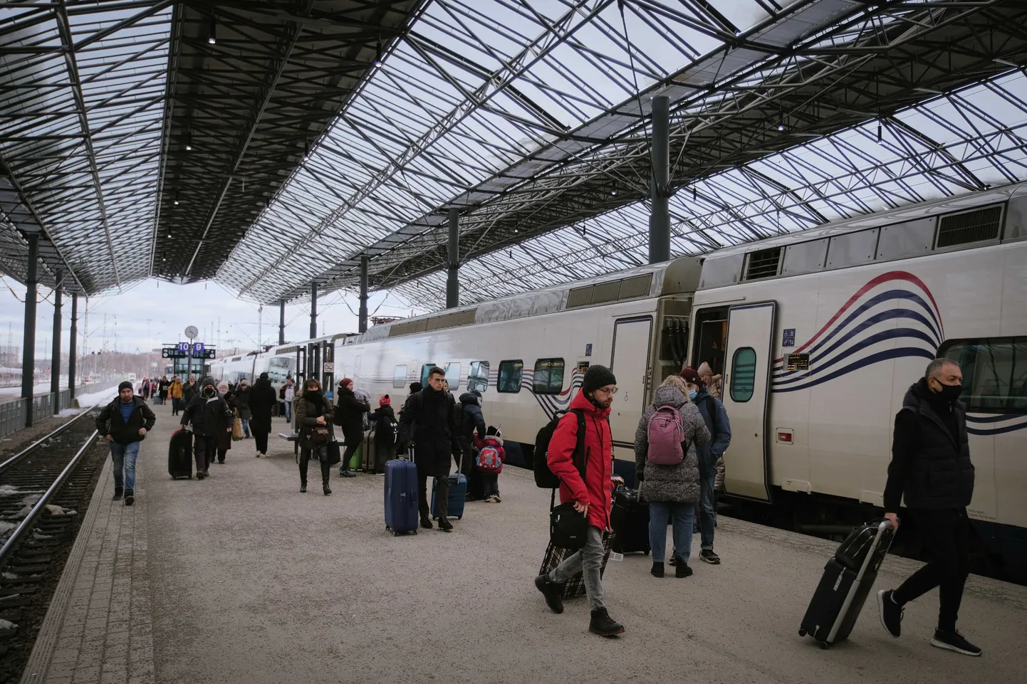 Peterburist saabunud reisjad eile Helsingi raudteejaamas. Raudteefirma sõnul on viimasel nädalal selgelt näha, et inimesed ei sõida enam rongiga reisile, vaid pigem kolivad Venemaalt ära.
