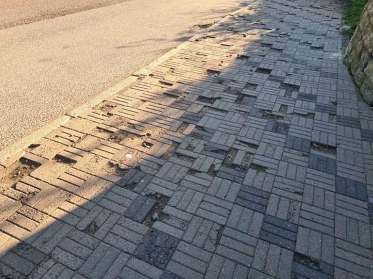 Плитка вдоль улицы Фальги на Тоомпеа  — ей очень плохо.