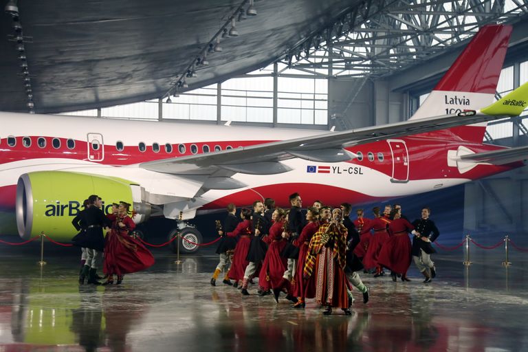 Презентация аэробуса "A220-300" в цветах латвийского флага в аэропорту "Рига"