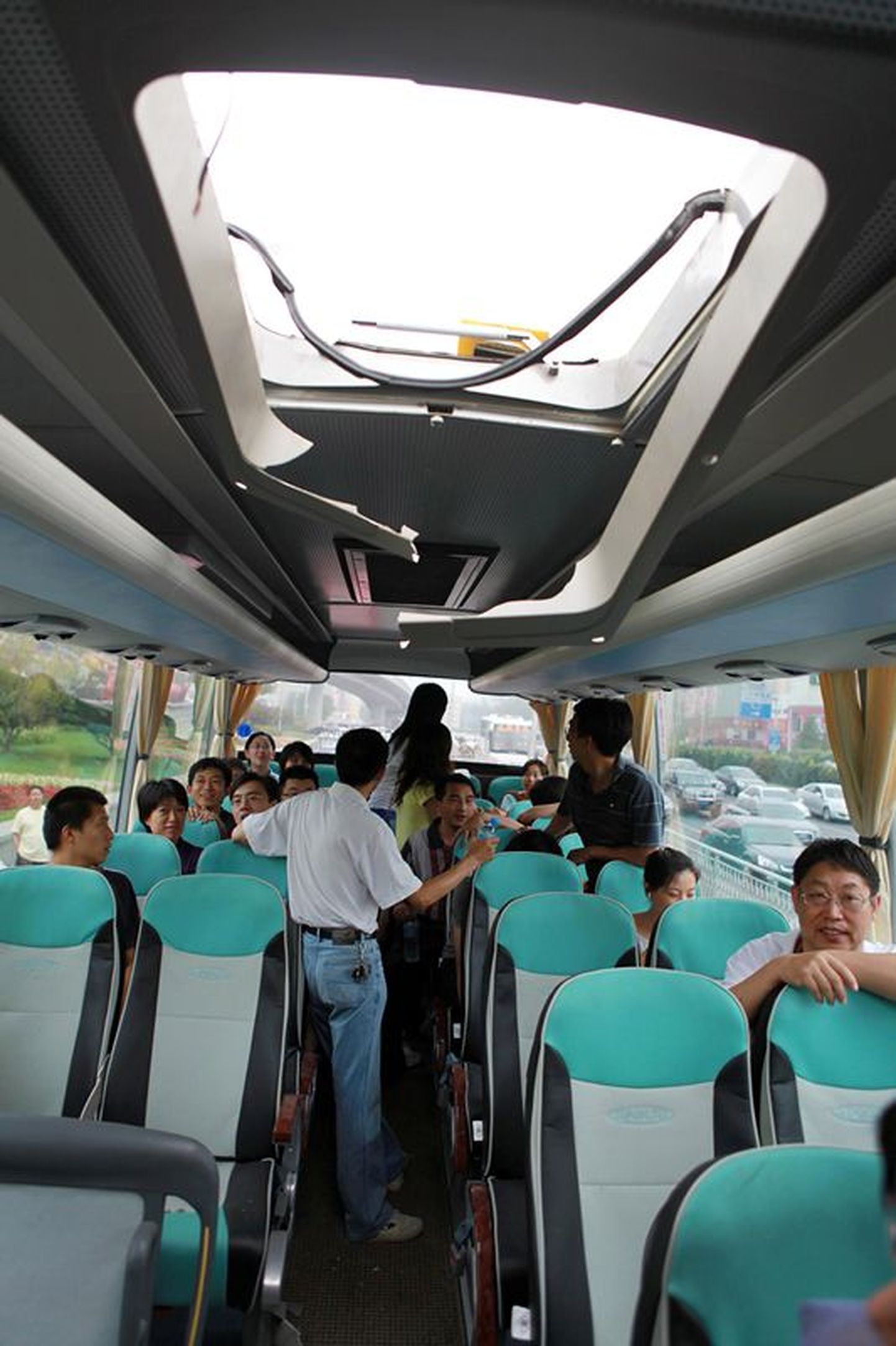 Hiinas jäi buss kõrguspiirde alla kinni