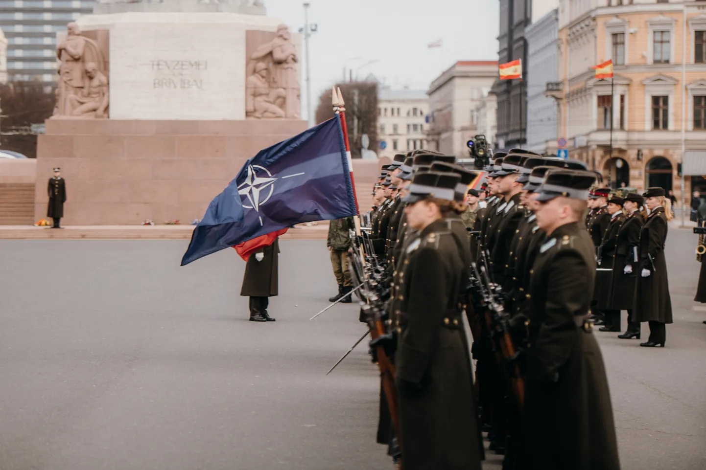 Церемония возложения цветов, посвященная визиту председателя Военного комитета НАТО адмирала Роба Бауэра в Латвию