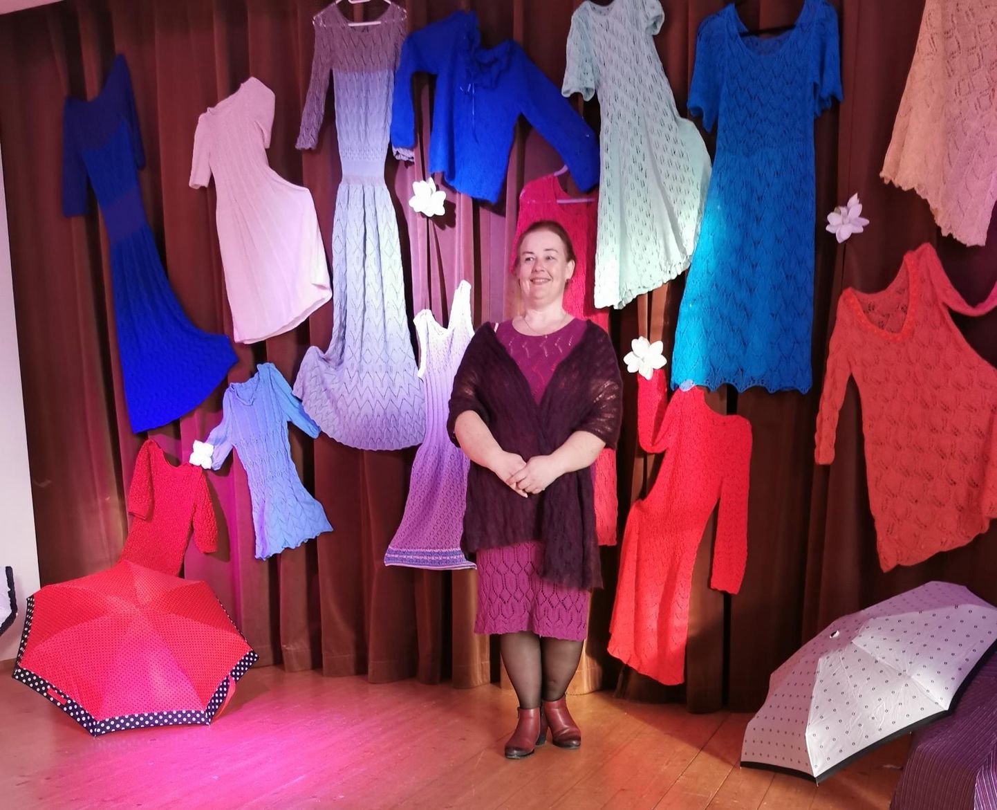 Viimasel hetkel täienes Puka kultuurimajas välja pandud näitus paljude imekaunite kleitide ja kampsunitega, mille tegija on Anne Riis.