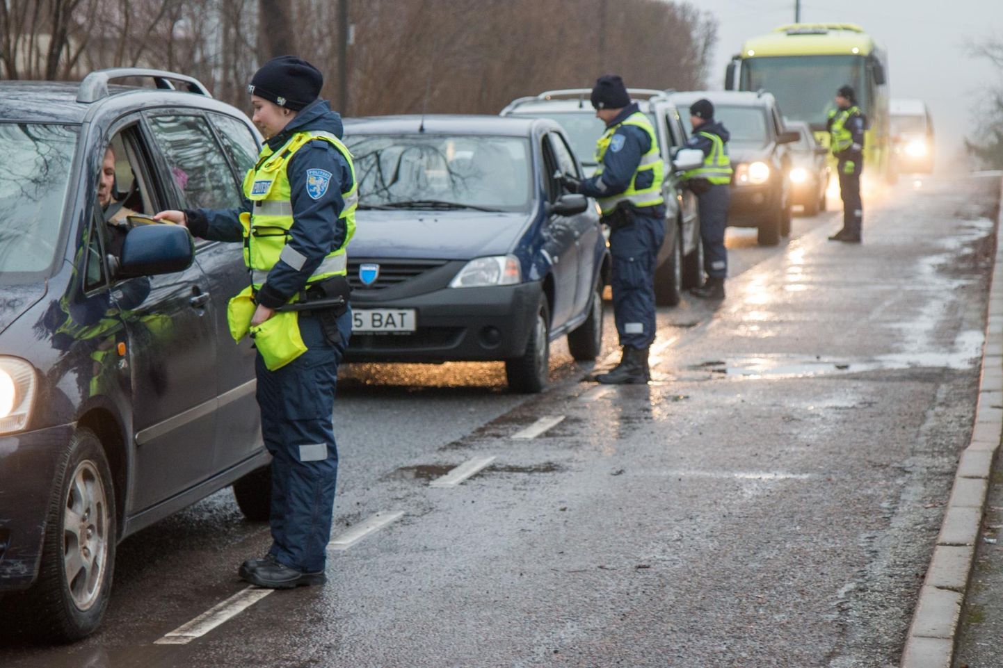 Politseioperatsioon jätkub ja Lõuna-Eestis jätkatakse kahtlaste sõidukite kontrolliga nii piirialal kui sisemaal. Foto ei ole sündmusega seotud.
