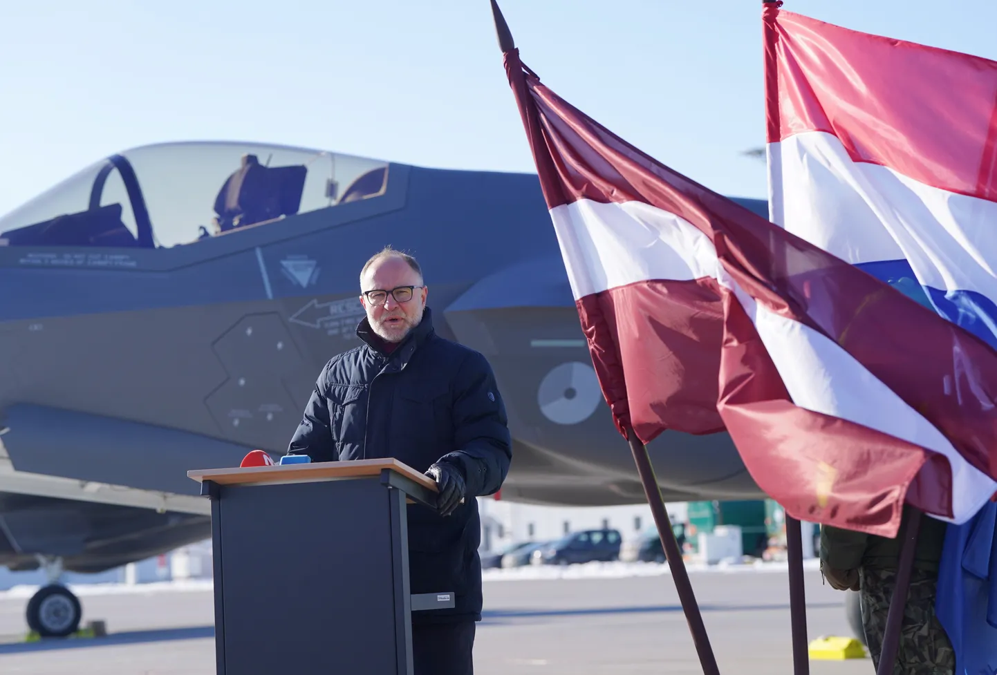 Министр обороны Андрис Спрудс на фоне истребителей F-35