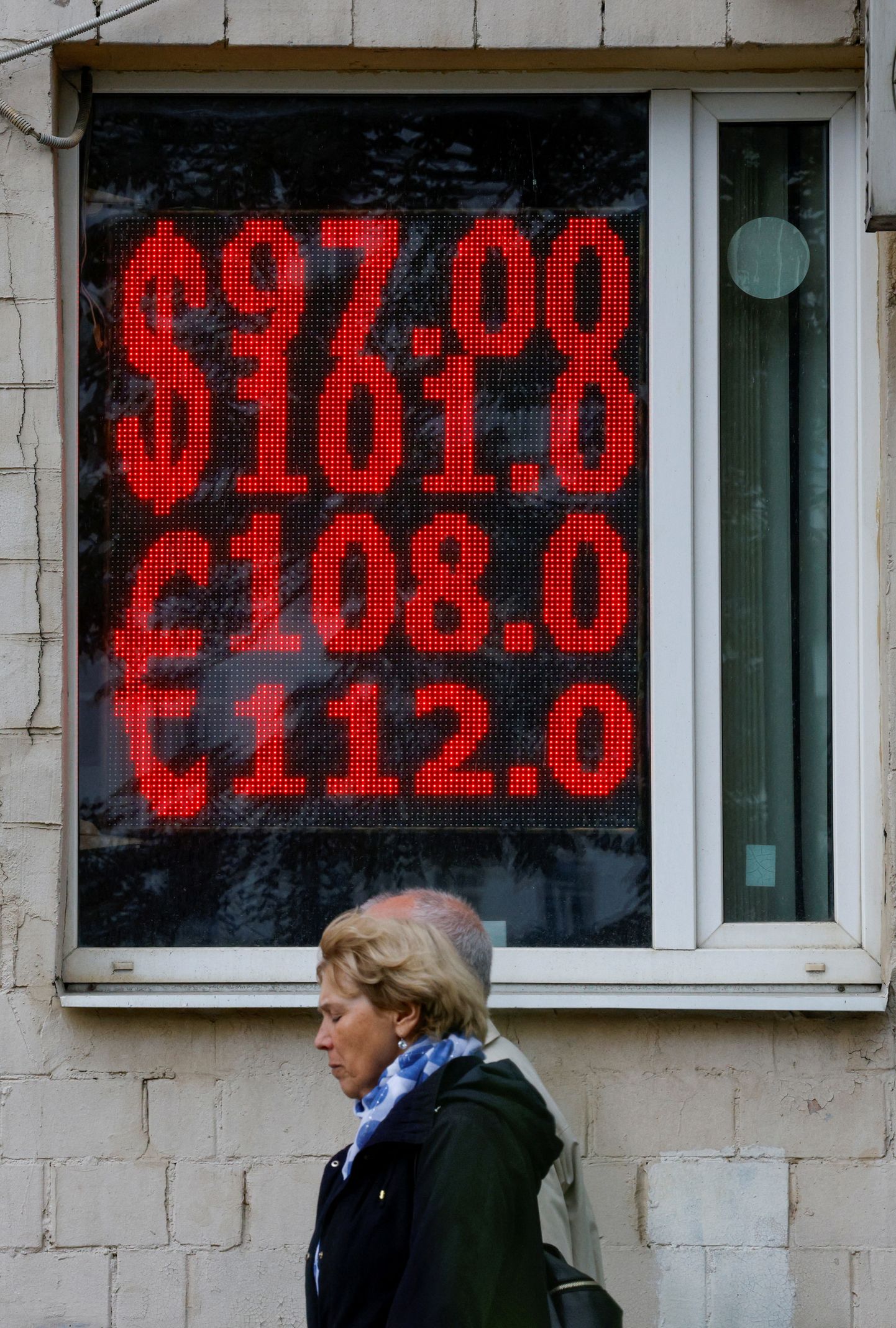Rubla kursid eile, 14 augustil Moskva valuutavahetuspunktis. REUTERS/Maxim Shemetov