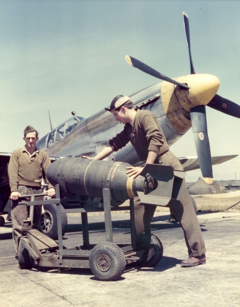 USA Teise maailmasõja aegne P-51 Mustang hävitus-pommituslennuk, piloodid ja pomm.