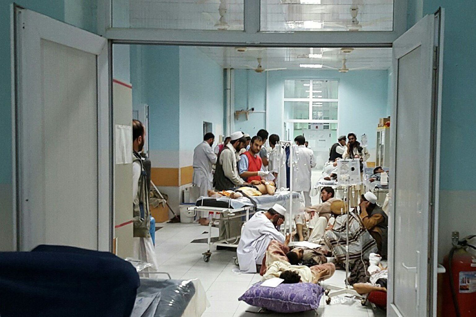 Vaatepilt MSFi haiglast arvatava USA õhurünnaku järel.
