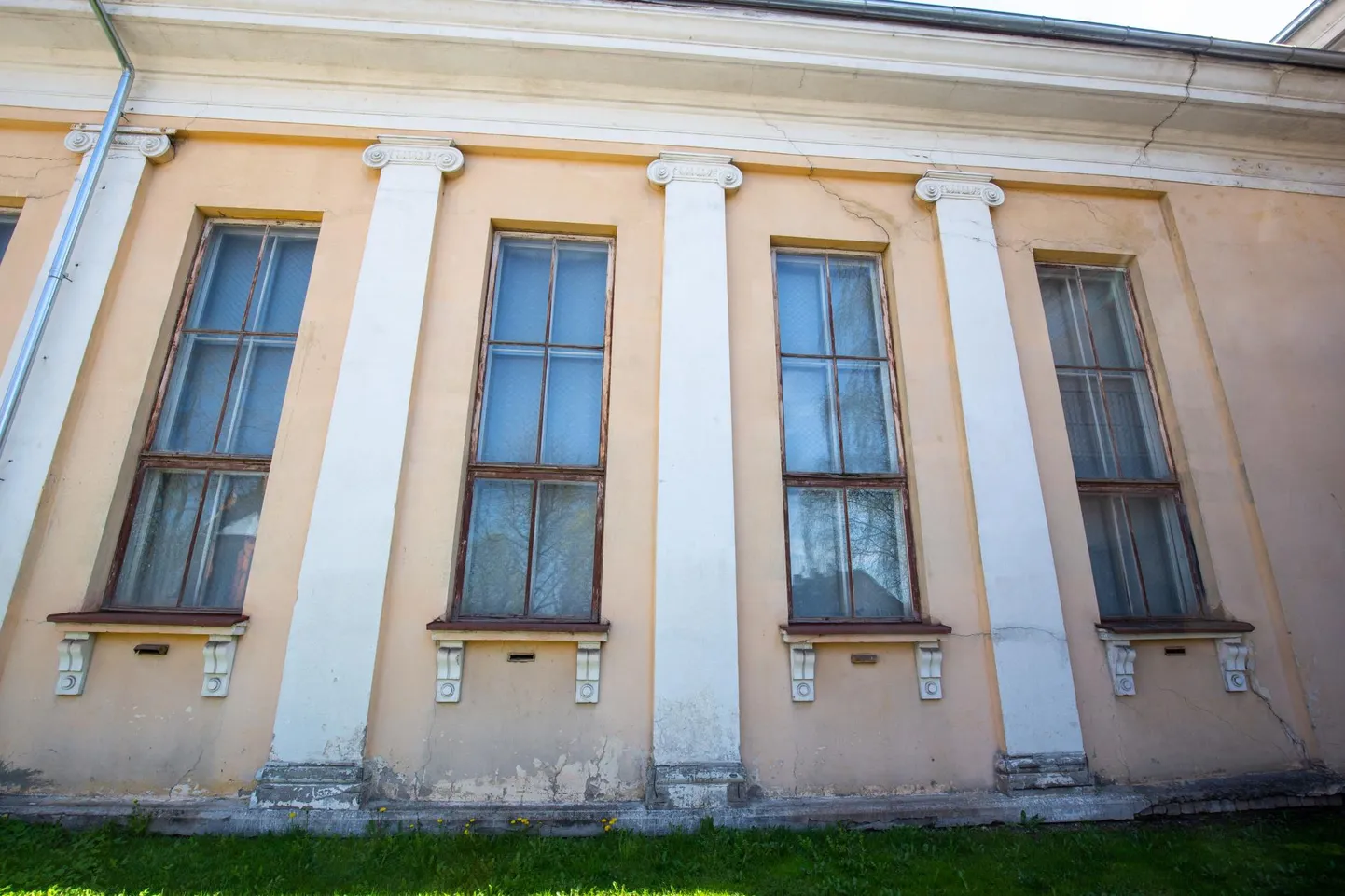 Viljandi spordihoone vaidlusalune sein. Viljandi spordirahvas tahaks seda lammutada, et saali laiemaks ehitada, muinsuskaitsjad seda aga ei luba.