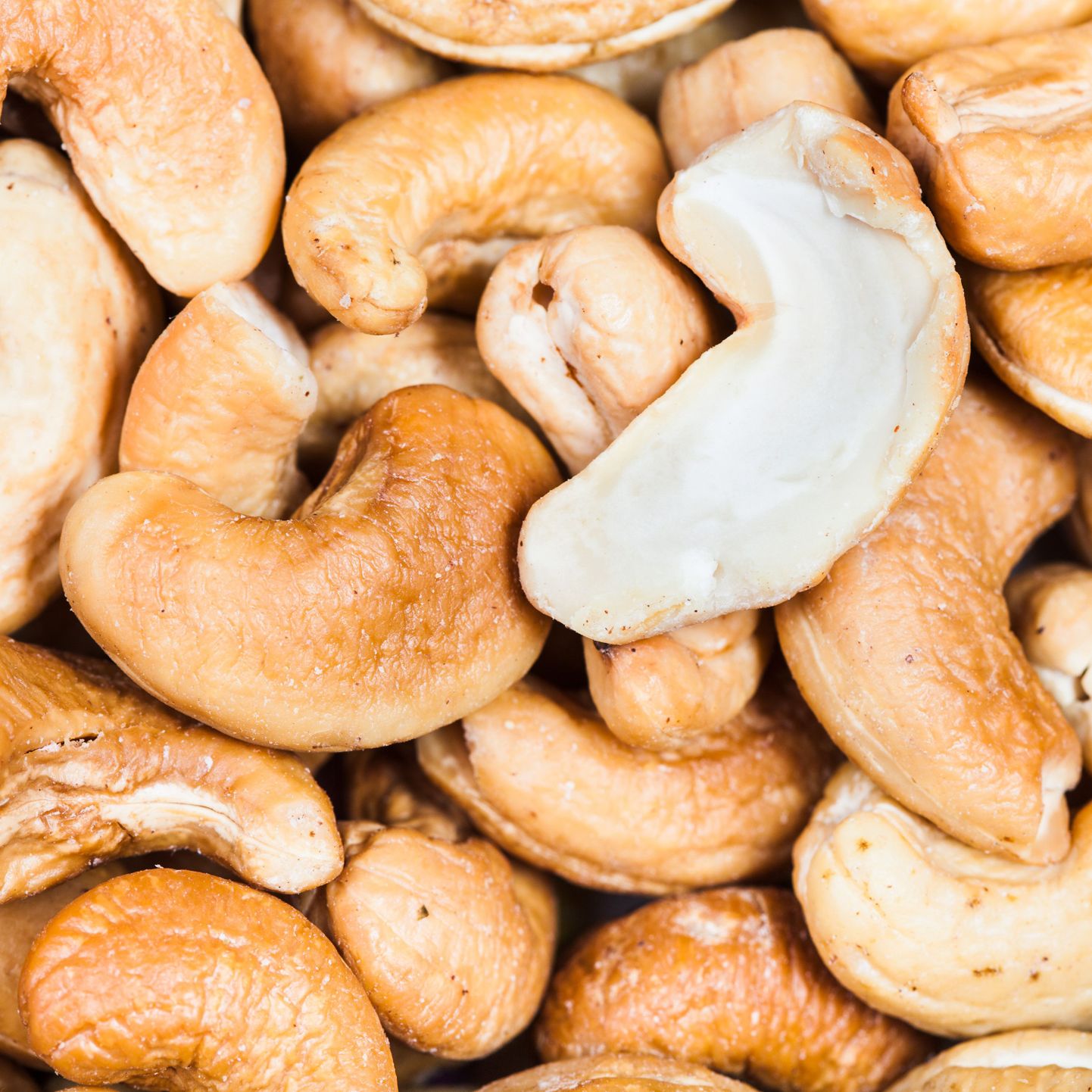 NAKRAD. Nakrapuu seemned on võrreldes teiste pähklitega tunduvalt süsivesikurikkamad – umbes 30 grammis nakrates leidub neid 9 grammi.