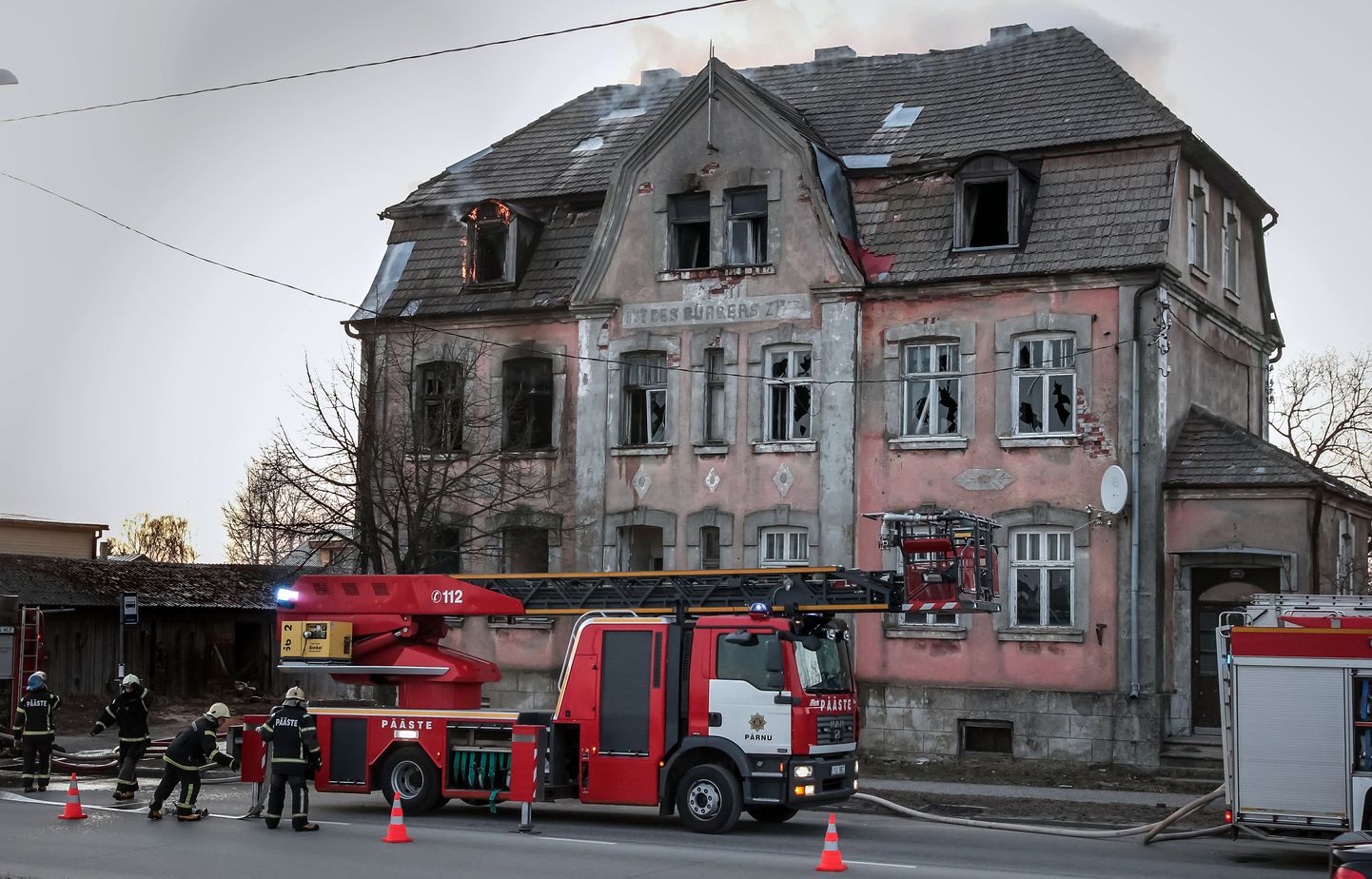 22. aprillil Pärnus Rääma tänaval põlenud maja.