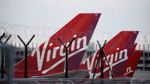 ВИДЕО ⟩ Авиакомпания Virgin Atlantic одела пилотов в юбки, а стюардесс — в мужскую форму