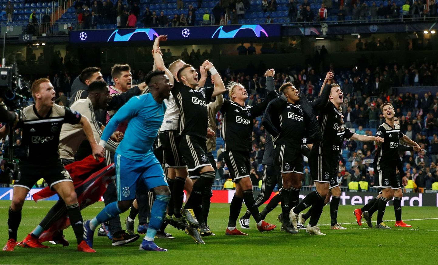 Võidukas Ajaxi meeskond fännidega võitu tähistamas. 