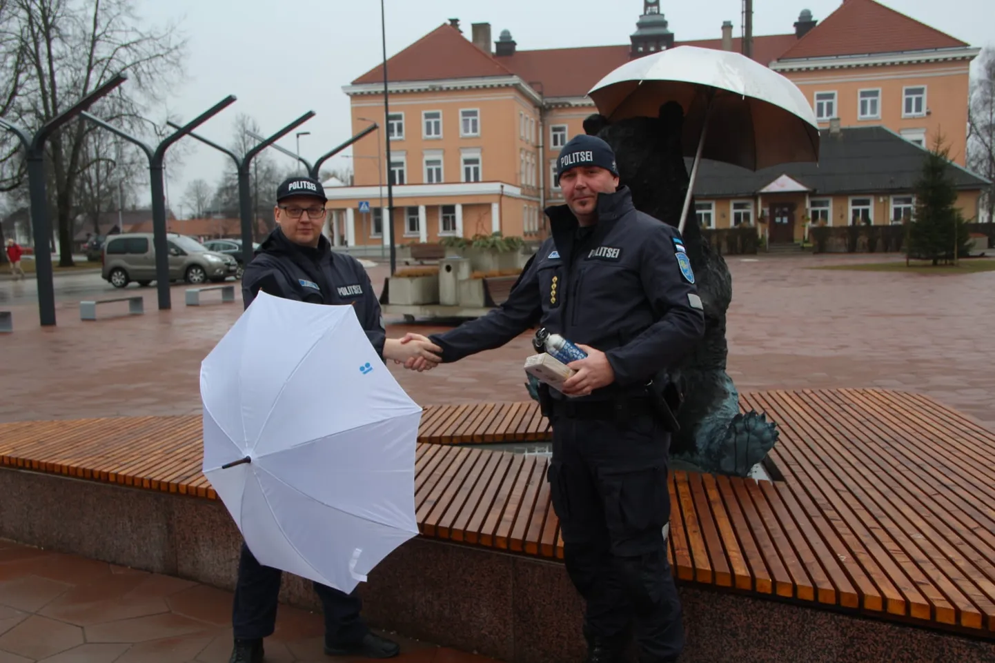 Alates aprillist teenindab Otepää valda piirkonnapolitseinik Karl Kuntus (vasakul), kes võttis ameti üle seniselt piirkonnapolitseinikult Rainer Rahasepalt.