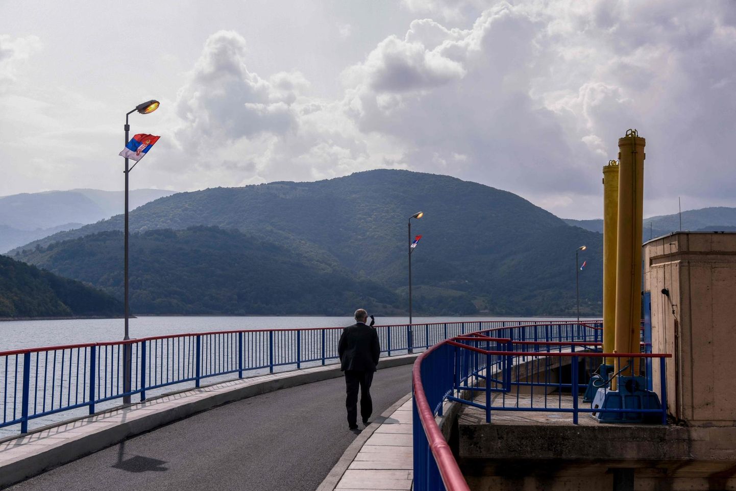 Serbia lipp vaidlusaluse Gazivode järve kaldal.