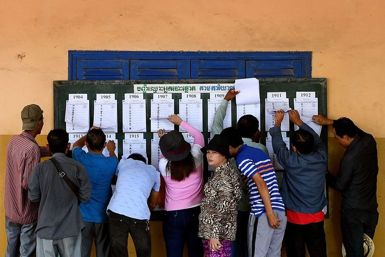 Kambodžalased hääletusjaoskonnas Phnom Penhis uurimas, kas nende nimed on märgitud valijate nimekirjas.