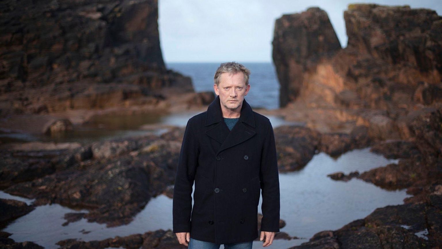 Douglas Henshall detektiiv Jimmy Péreze rollis.